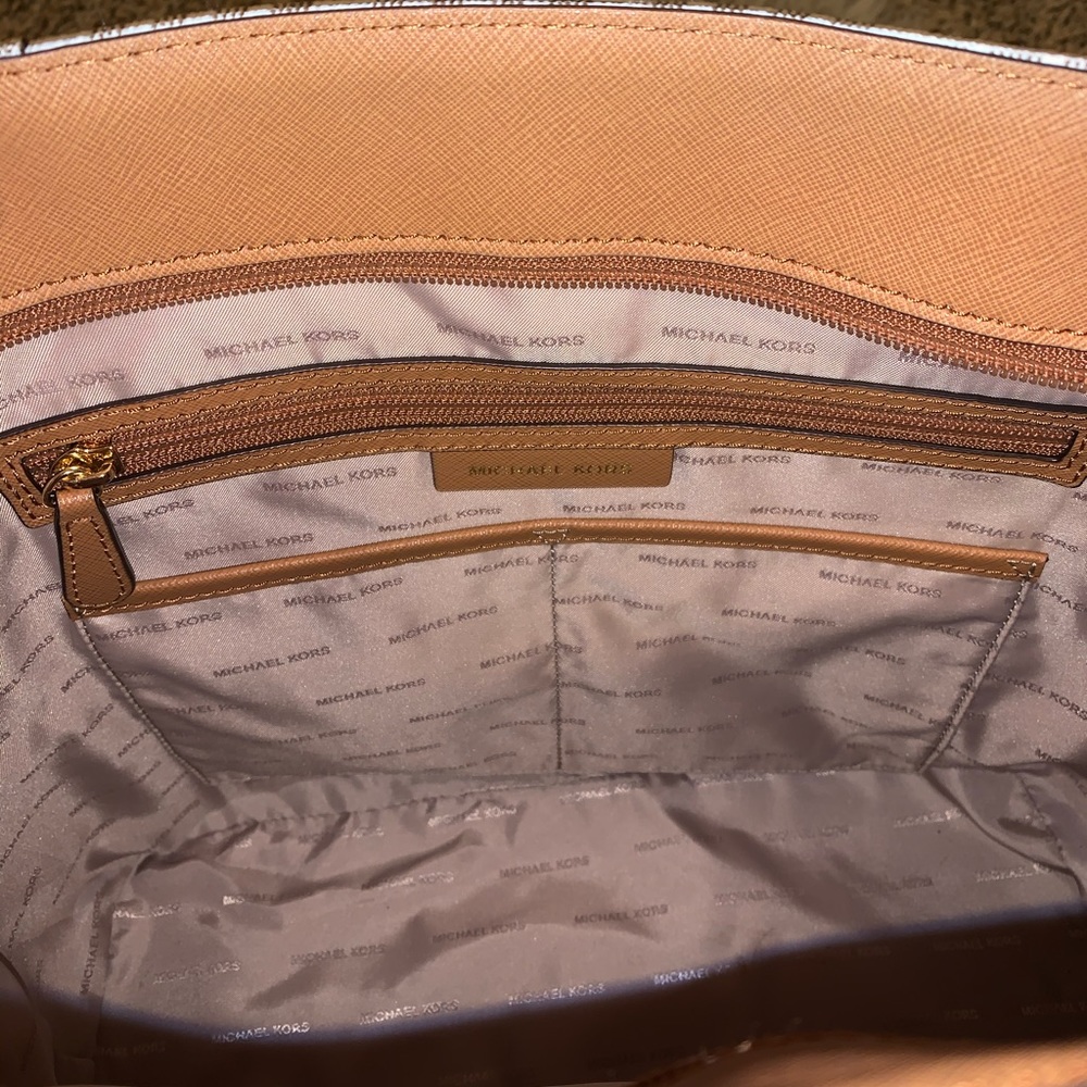 Authentic Michael Kors Morgan Tote (Vanilla) - Picture 7 of 8